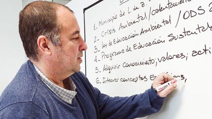 Salvetti, elegido como uno de los diez mejores docentes del mundo en 2019, es parte del libro. Salvetti, elegido como uno de los diez mejores docentes del mundo en 2019, es parte del libro.