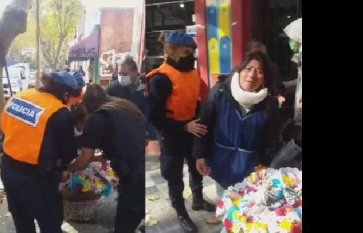 la mujer sabía que no podía vender flores, pero intentó volver con su mercadería.