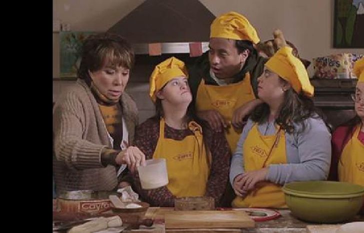 a lo largo de ocho episodios.