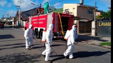 Mientras, siguen los operativos de desinfección en las calles.
