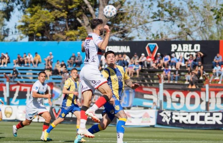 El cabezazo de Vidal, directo a la red.