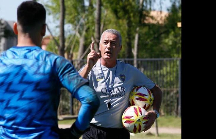 El DT contó cómo avanzan las negociaciones existentes para traer refuerzos.