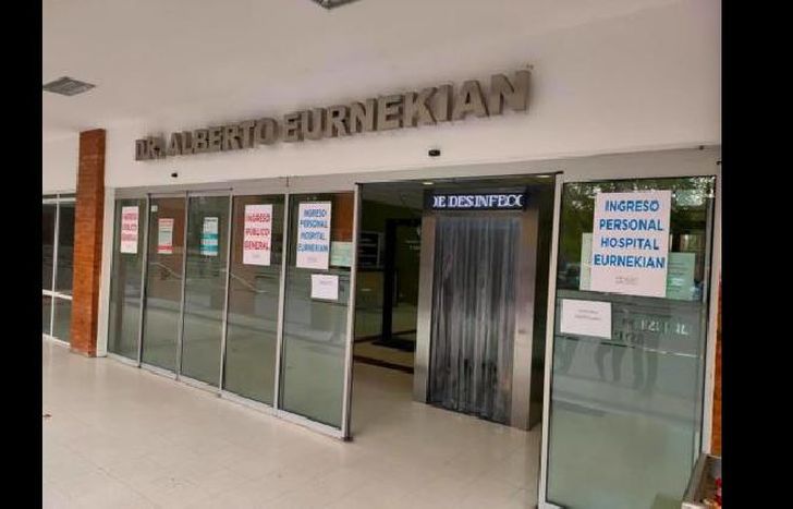 La cabina ya está instalada en la entrada del Hospital Eurnekian de Ezeiza.