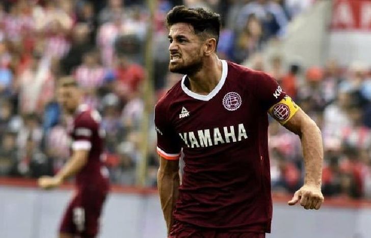 Acosta se lesionó apenas terminó de anotar el segundo gol de Lanús.