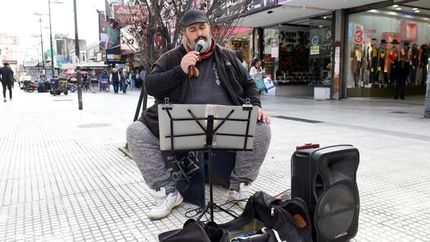 Miguel, compartiendo su arte con los vecinos.