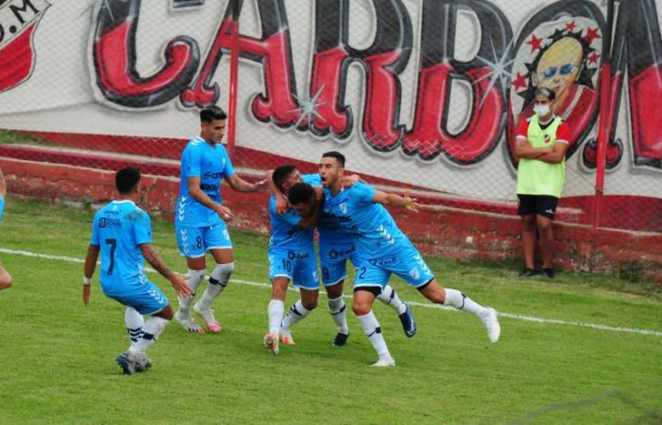 Brotzman recibe el abrazo de sus compañeros.