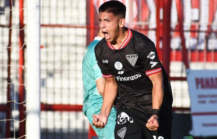 Villarreal selló la goleada en Lomas.