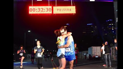 José Luis y Lorena, abrazados, festejan el logro conseguido.