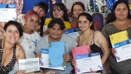 Desde C.I.O.N se mostraron felices de poder ayudar a los chicos con los útiles escolares.