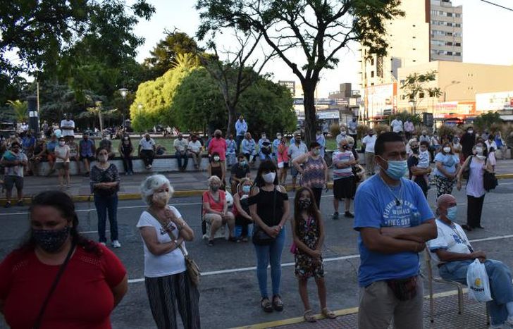 Con distanciamiento y cuidado los vecinos presenciaron la homilia