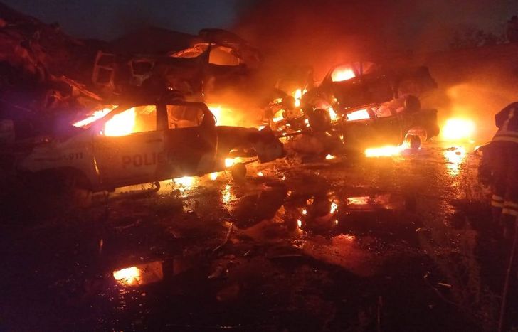 El incendio arrasó con varios vehículos.