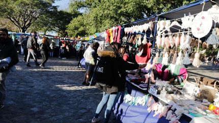 Todos los fines de semana hay feria en la Plaza Libertad.