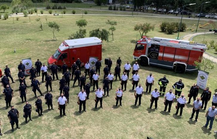 cámara aérea con la formación de bomberos lomenses.