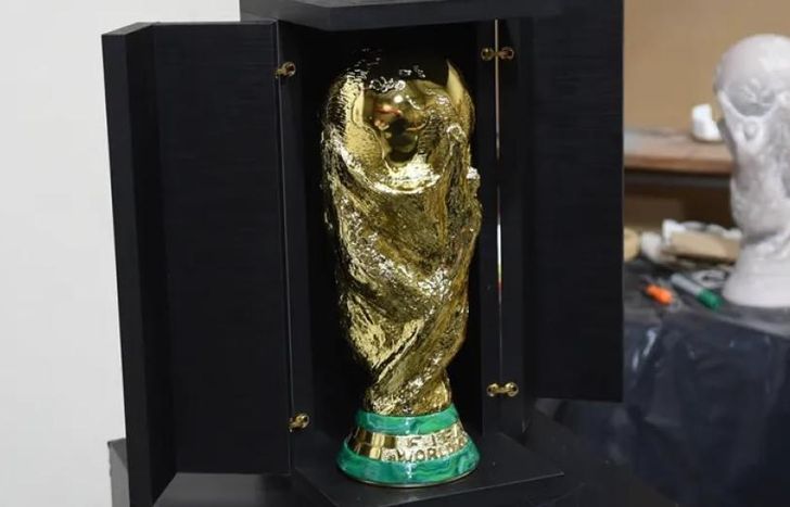 La réplica del trofeo en Temperley.