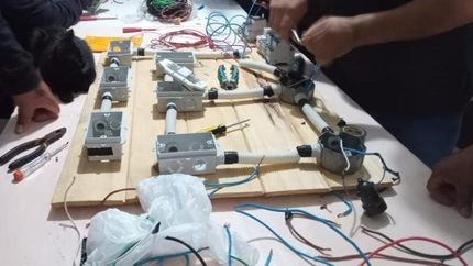 Hay distintas alternativas desde taller de electricista domiciliario a curso de defensa personal para mujeres.