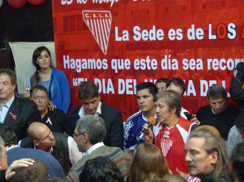 Jos&eacute;, con el micr&oacute;fono, el d&iacute;a de la recuperaci&oacute;n de la sede de Los Andes.