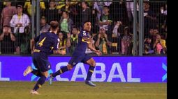 Carlos Tevez festeja su gol, el que le dio la victoria a Boca en cancha de Defensa y Justicia.