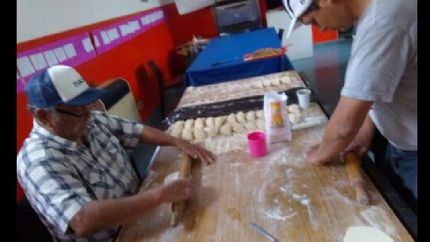 trabajan para llevar un plato de comida a las personas que no tienen nada para cenar. trabajan para llevar un plato de comida a las personas que no tienen nada para cenar.