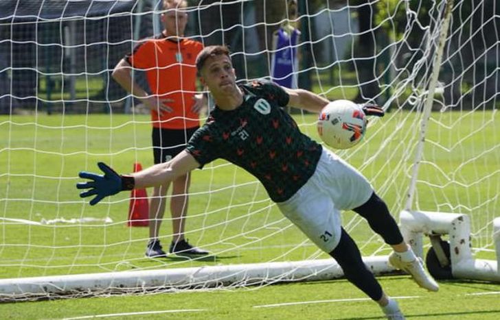 El arquero lleva tres vallas invictas, todas de visitante.