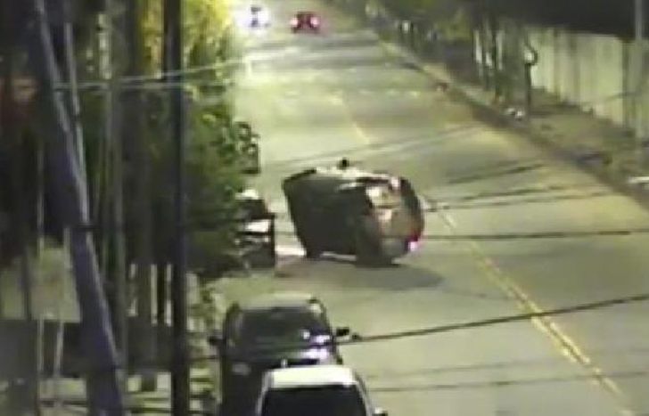 los delincuentes volcaron el auto robado cuando eran perseguidos por la Policía.