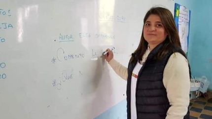 La maestra rural que le gana al barro con su Citroën.