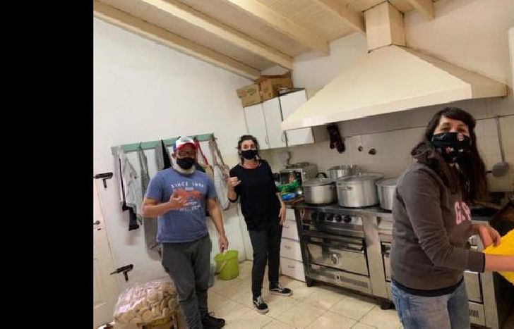 Son un grupo de siete amigos que se encargan de cocinar para poder ayudar en este contexto de pandemia.