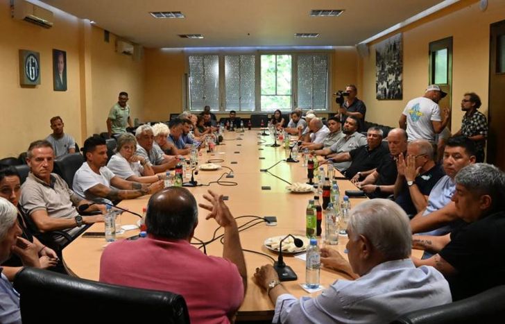 Reunión clave entre sindicatos y empresarios.