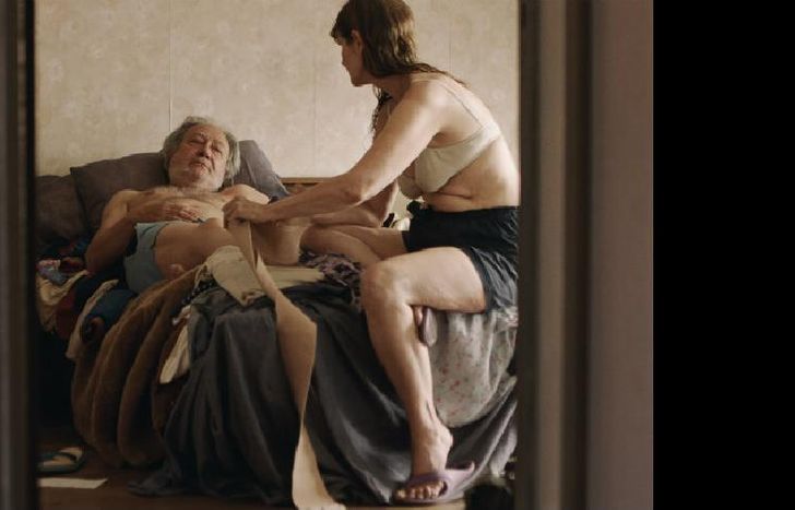 los personajes tienen diálogos mínimos.