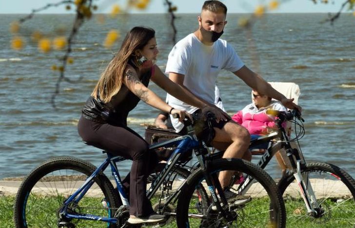 Los turistas deberán estar contratar servicios.