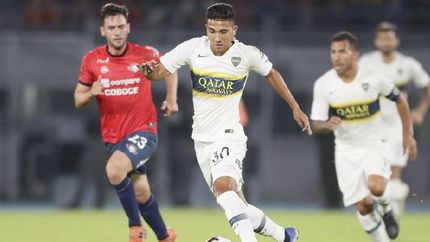 Bebelo Reynoso encabeza un ataque de Boca en la altura de Cochabamba.