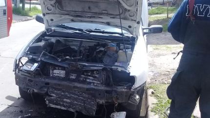 La explosión provocó daños en un vehículo.