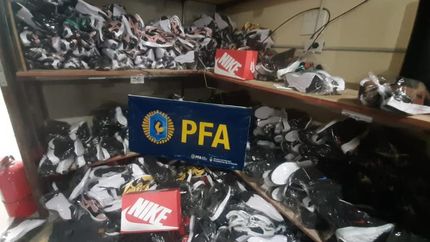 Encontraron más de 1.600 pares de zapatillas.