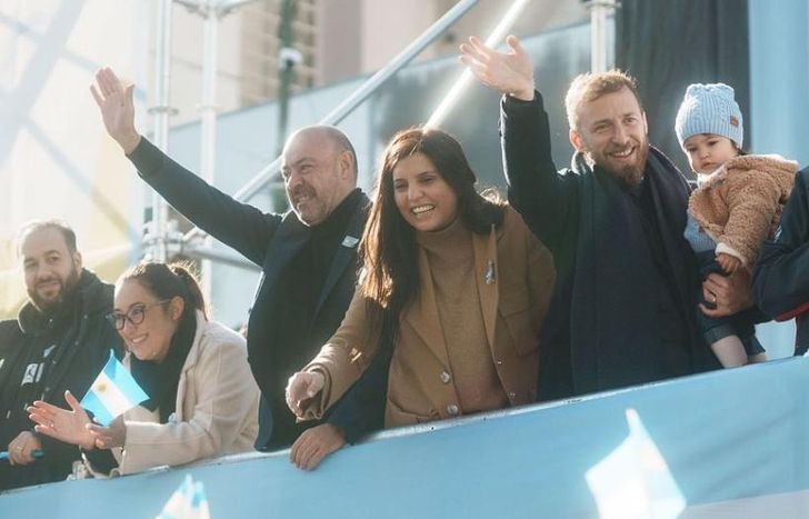 Otermín disfrutó del desfile cívico junto a su esposa Daniela Vilar y su hija Sofía.
