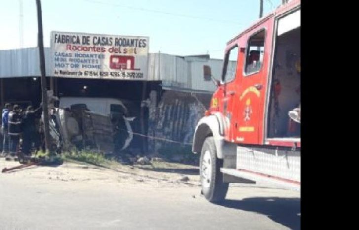 El impacto fue tan fuerte que las víctimas quedaron atrapadas entre los fierros.