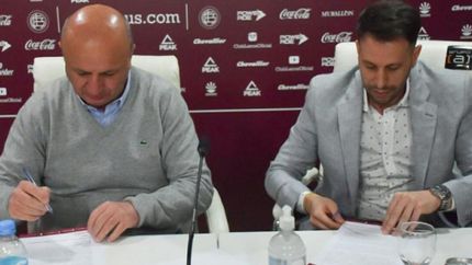 Los presidentes de ambos clubes al momento de rubricar la firma. Los presidentes de ambos clubes al momento de rubricar la firma.