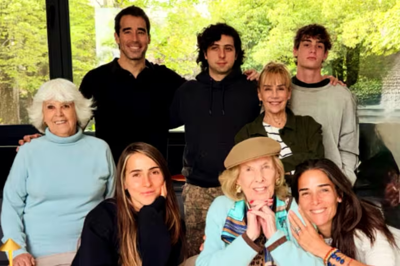 Mirtha Legrand, con su familia, en el D&iacute;a de la Madre.