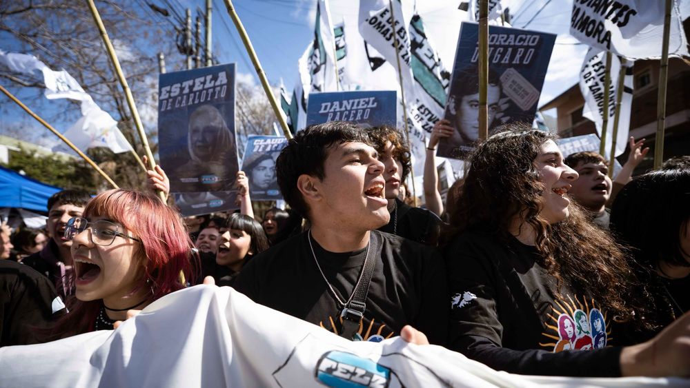 Más de 2 mil jóvenes marcharon por las calles de Lomas.