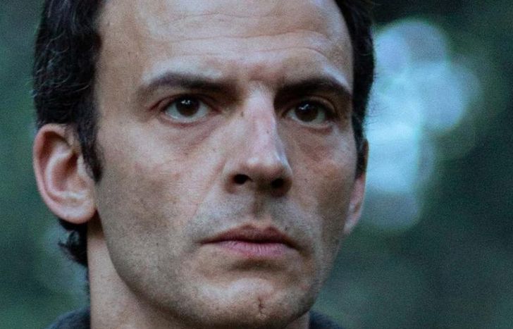 Gustavo se pone en la piel de un policía.