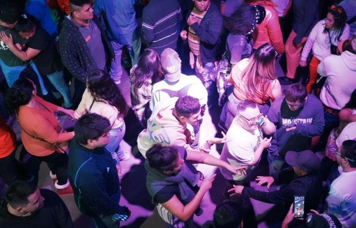 Las luces y el sonido están adaptados a las necesidades de los participantes.