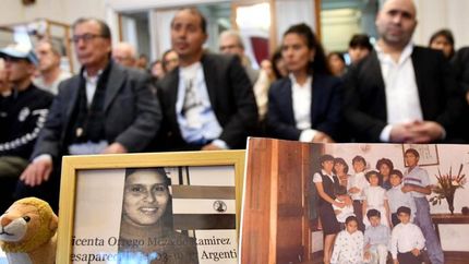 Los hermanos Ramírez y su padre. Adelante, la foto de su mamá y de otros niños del Hogar de Belén.