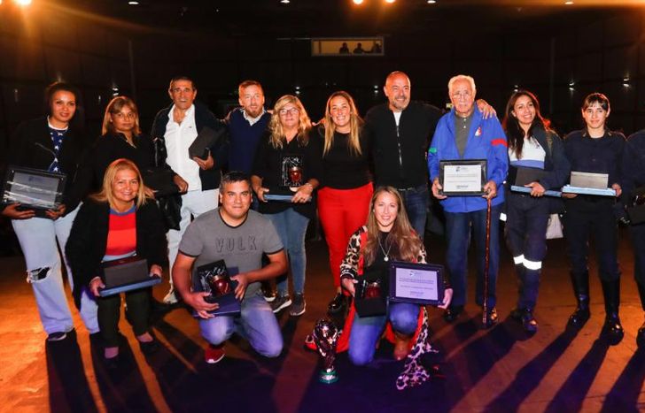 A cada homenajeado le entregaron una plaqueta.