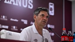 Mauricio Pellegrino en la sala de conferencias de prensa en Lanús.