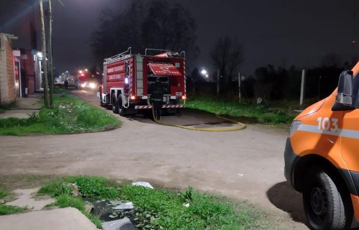 Los Bomberos de Lomas y Defensa Civil intervinieron en el lugar.