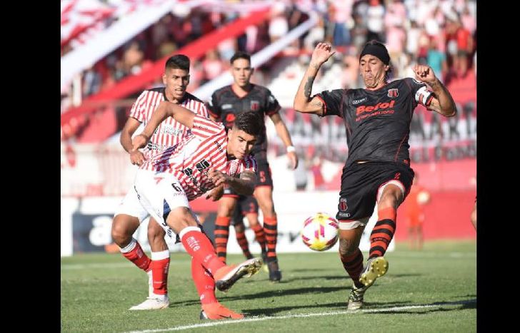 Adonis Frías tuvo una clara en el primer tiempo, pero definió alto.