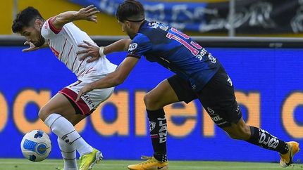 Lautaro Acosta domina el balón con la marca de Lautaro Díaz. Lautaro Acosta domina el balón con la marca de Lautaro Díaz.