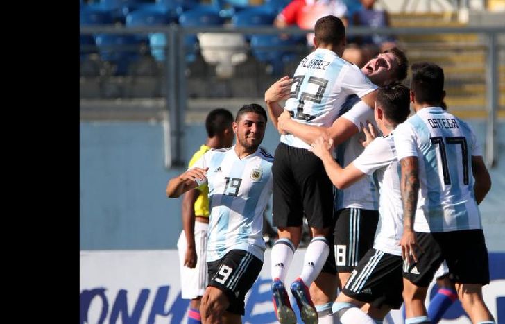 Julián Álvarez metió un golazo de tiro libre para el triunfo argentino.