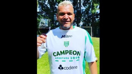 Emocionado, Pupi Salmerón anuncio su retiro del fútbol. Emocionado, Pupi Salmerón anuncio su retiro del fútbol.