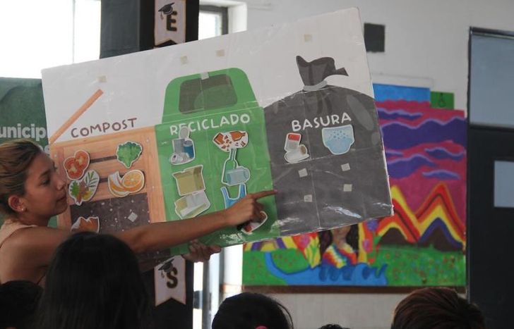 Taller de separación en origen en una escuela de verano.