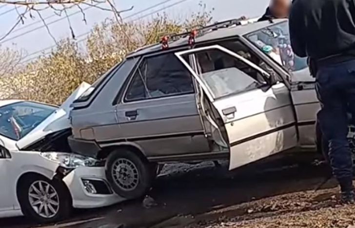 La peor parte del choque se la llevaron los dos autos.