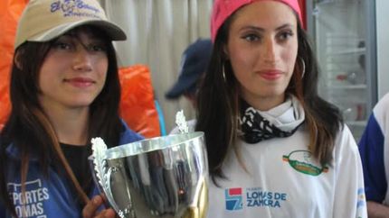 Las ganadoras felices con la copa que destaca al primer puesto del certamen.